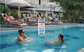 Hotel Pousada Iracemar, 60m da Praia da Enseada, Piscina Aquecida ao Ar Livre para Relaxar em Qualquer Estação, Café da Manhã, Estacionamento, Recepção 24h, Aproveite o Mar, Passeios e Atividades Náuticas a 100 metros